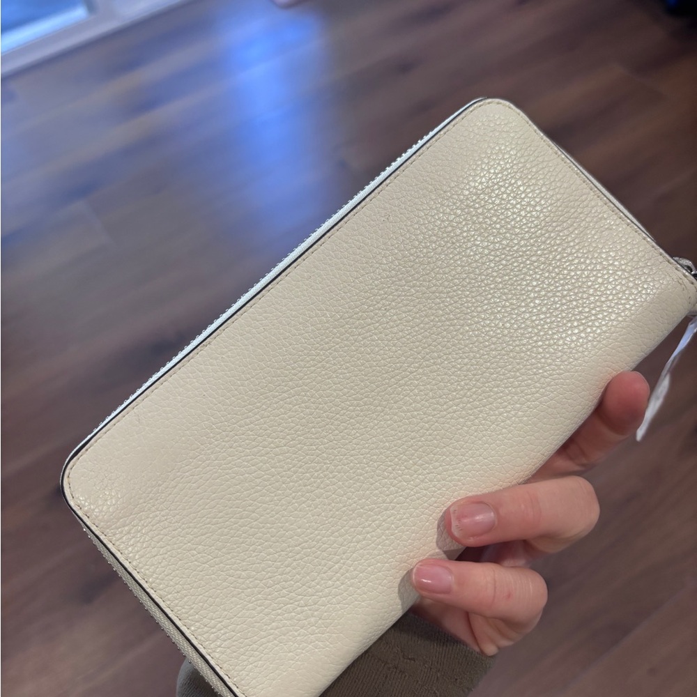Coach LIPS ACCORDION ZIP WALLET IN PEBBLE LEATHER WITH TWO TONE ZIPPER - Picture 2 of 10
